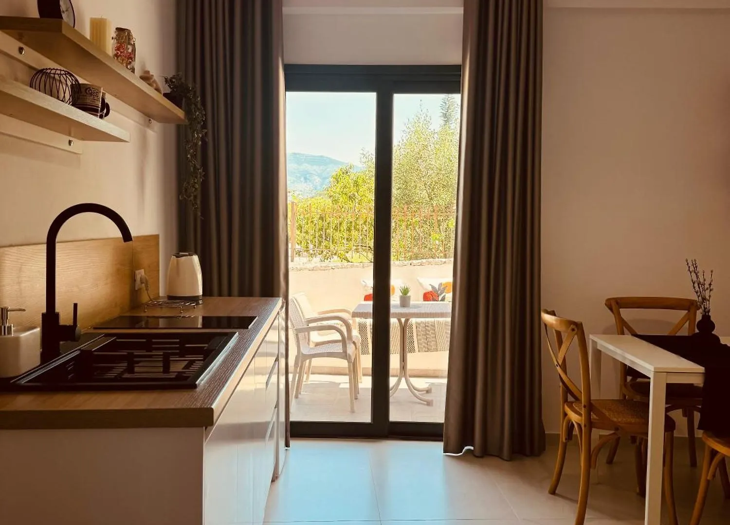 Villa White Ksamil 3*,